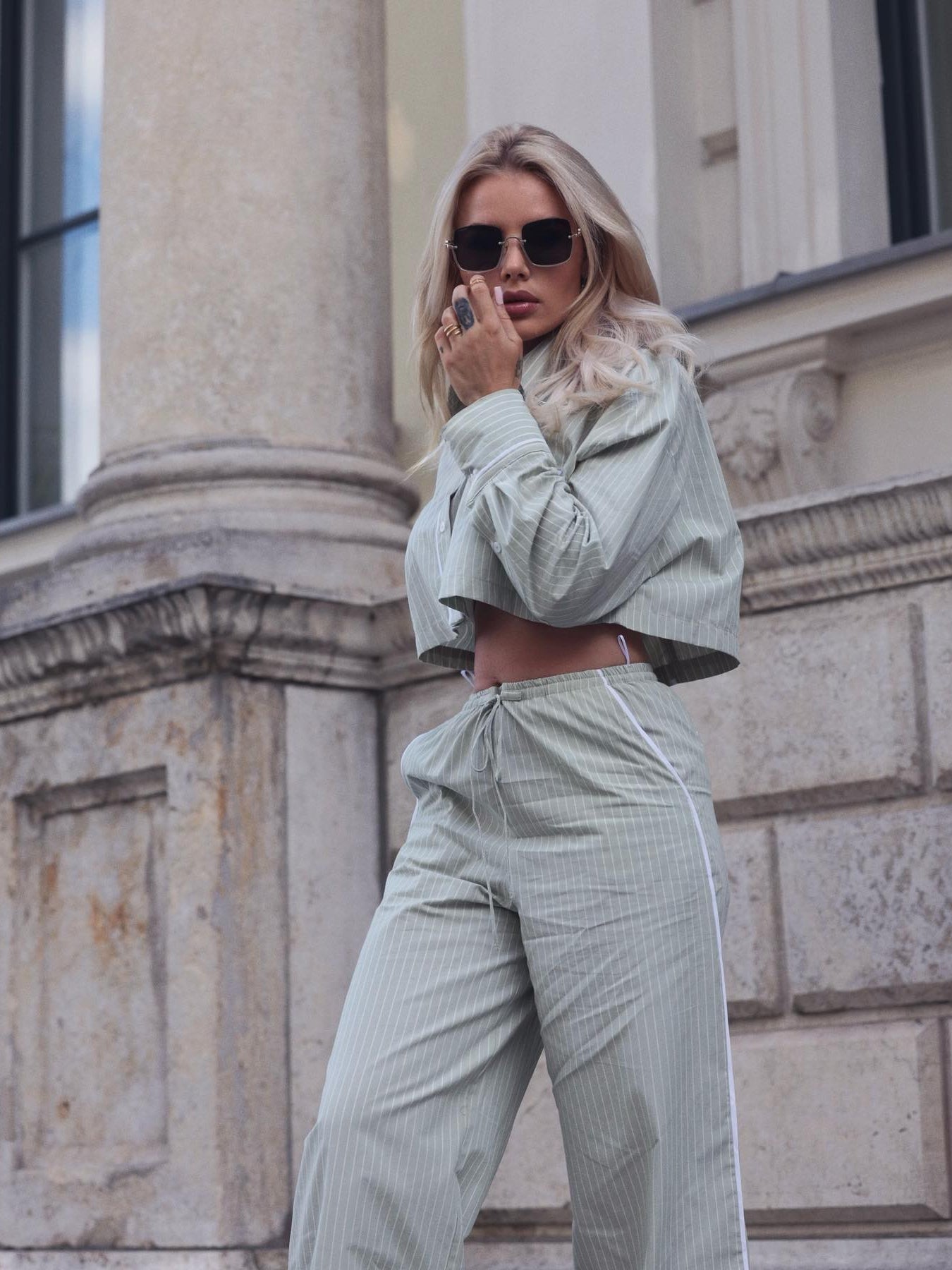 Effortlessly Elegant Pants with a Timeless Design