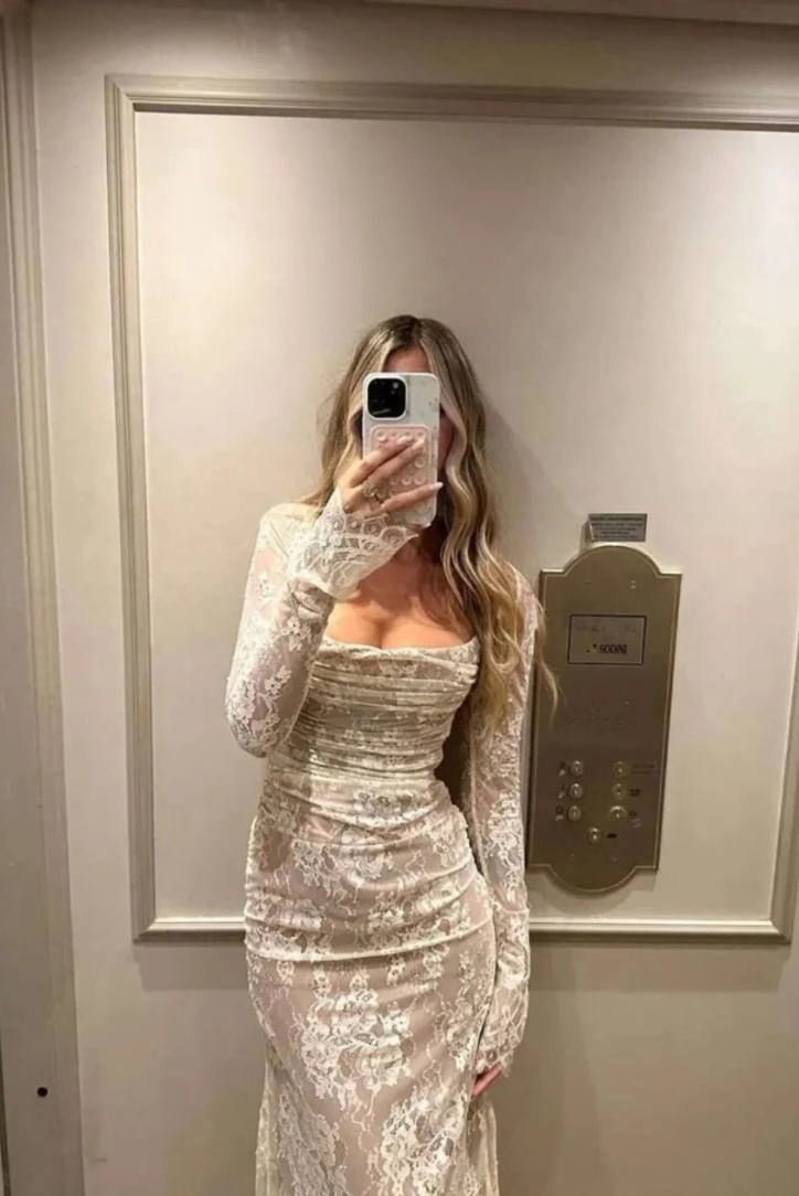 Well Tailored Dress with a Graceful Silhouette