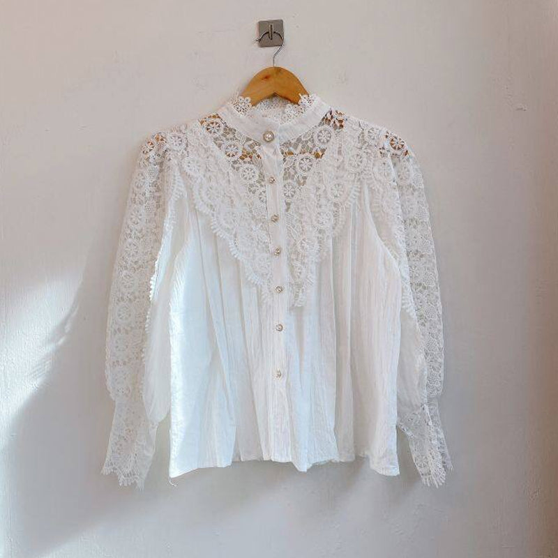 Effortlessly Elegant Blouse with a Timeless Design