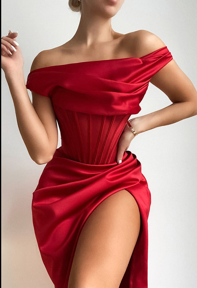 Beautifully Finished Dress in a Timeless Design
