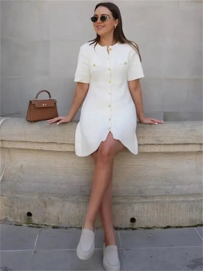 Effortlessly Elegant Dress with a Timeless Design