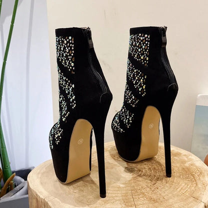 Effortlessly Elegant Boots with a Timeless Design
