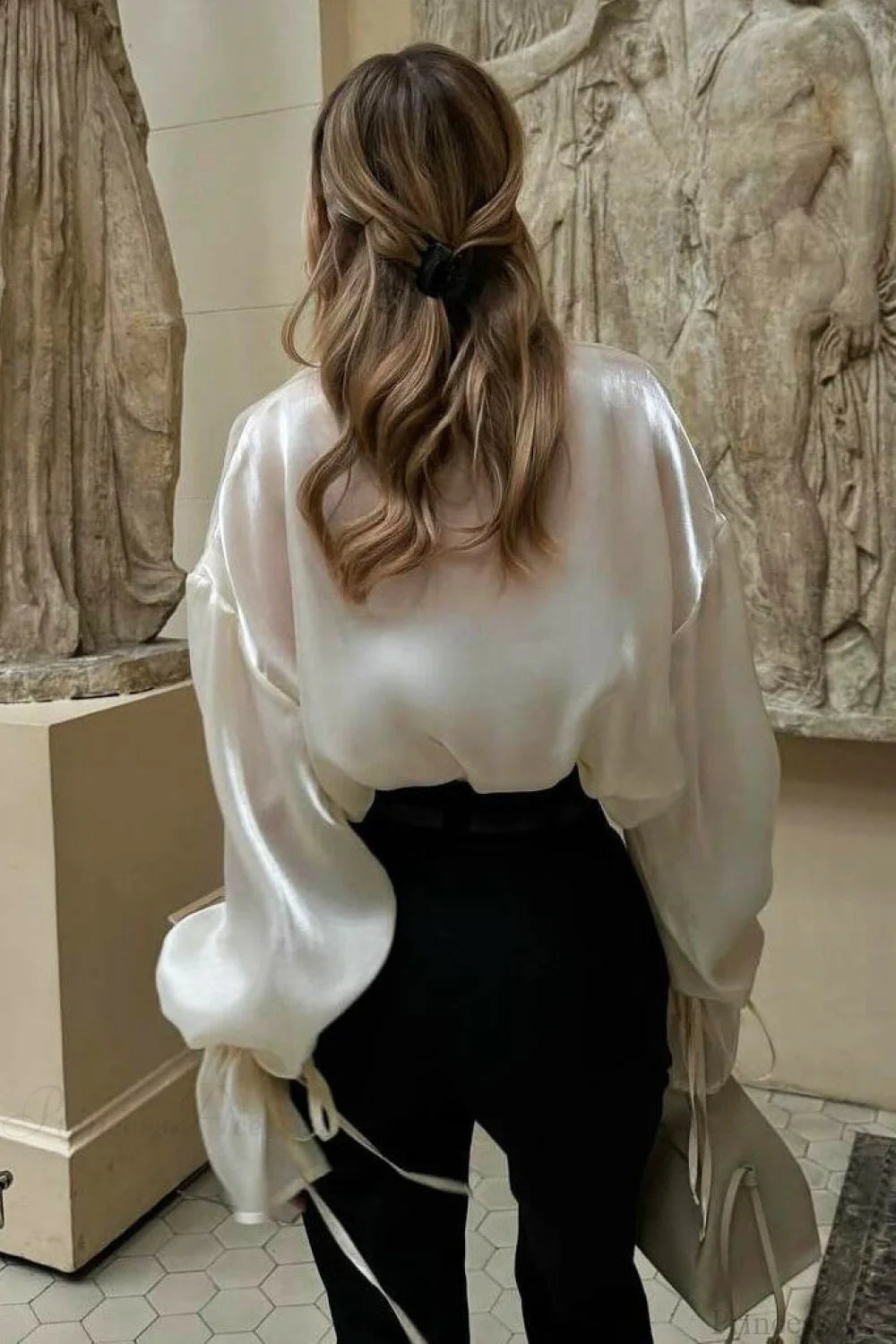 Well Tailored Blouse with a Graceful Silhouette