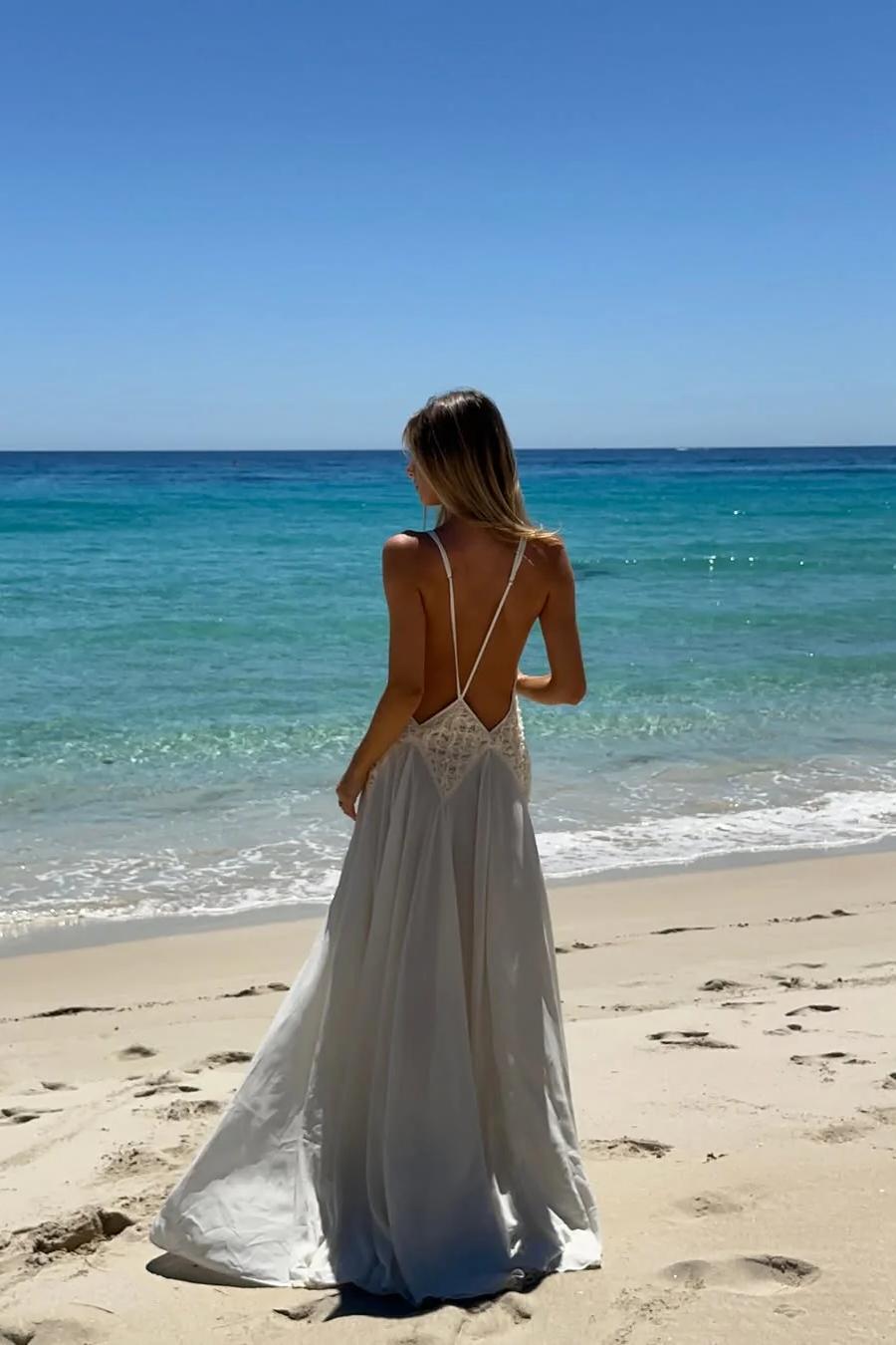 Effortlessly Elegant Dress with a Timeless Design