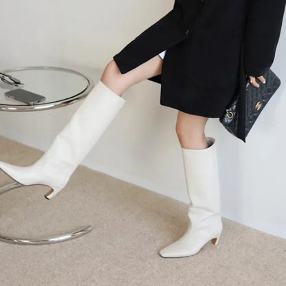 Effortlessly Elegant Boots with a Timeless Design