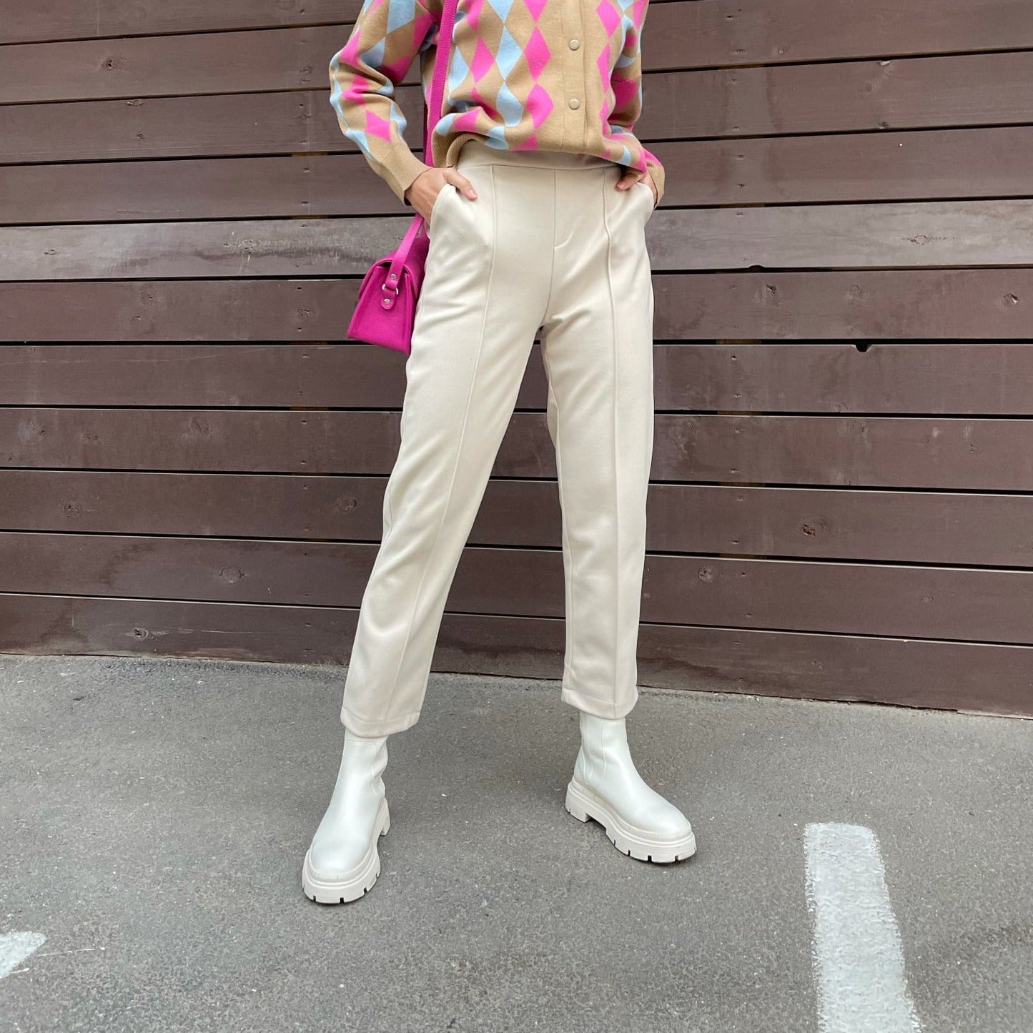 Effortlessly Elegant Pants with a Timeless Design