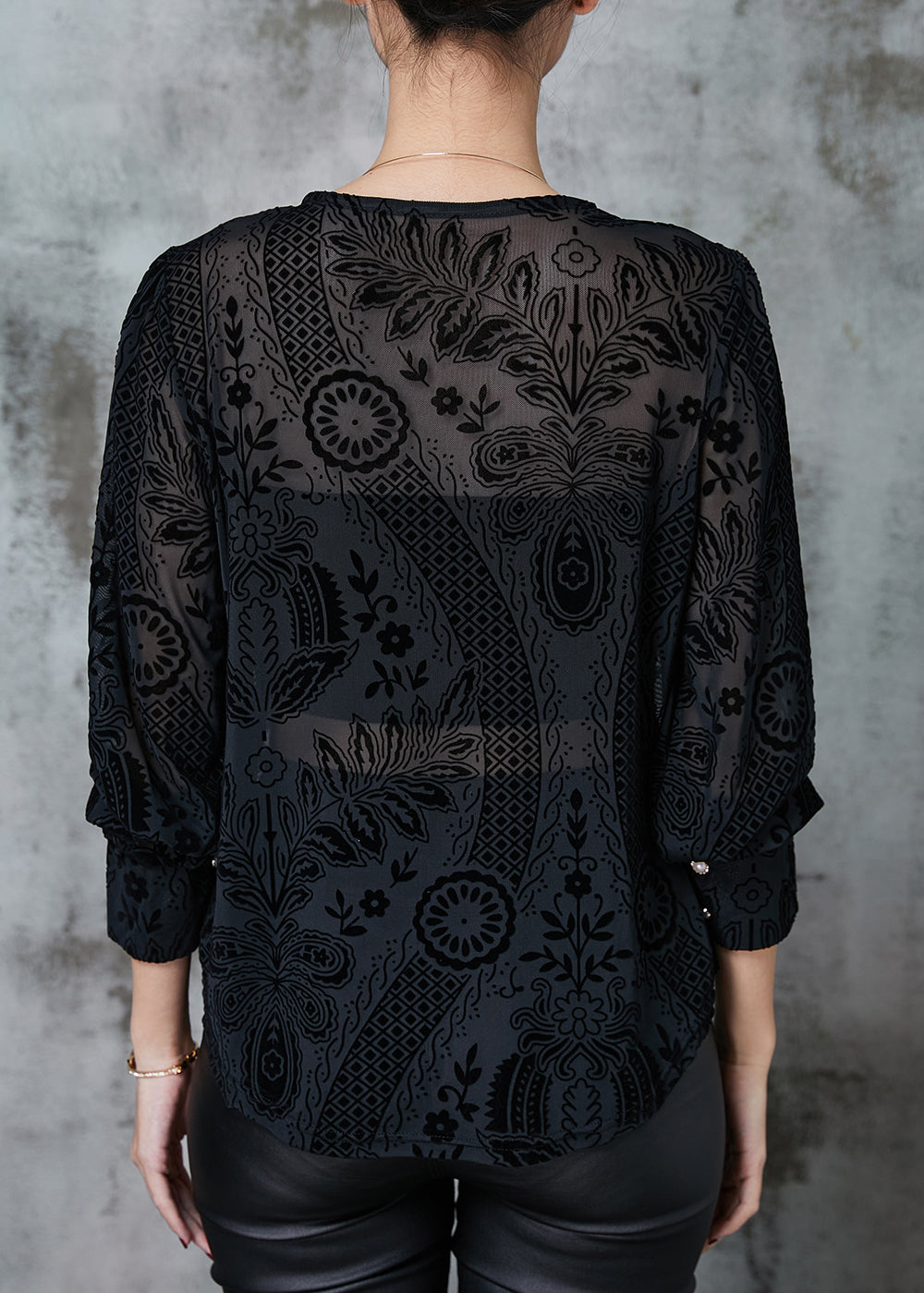 Well Tailored Top with a Graceful Silhouette