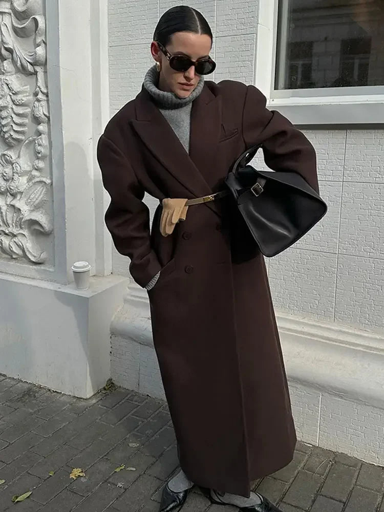 Well Tailored Coat with a Graceful Silhouette