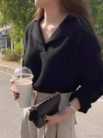 Effortlessly Elegant Sweater with a Timeless Design