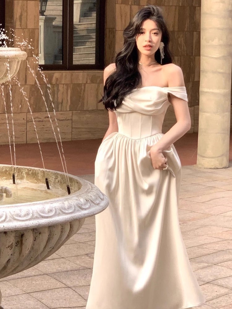 Effortlessly Elegant Dress with a Timeless Design