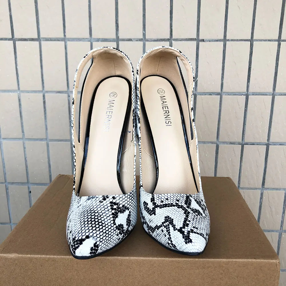 Effortlessly Elegant Heels with a Timeless Design