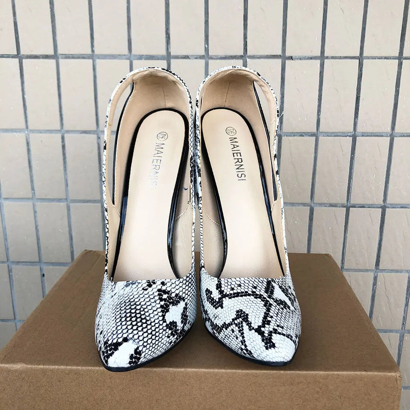 Effortlessly Elegant Heels with a Timeless Design