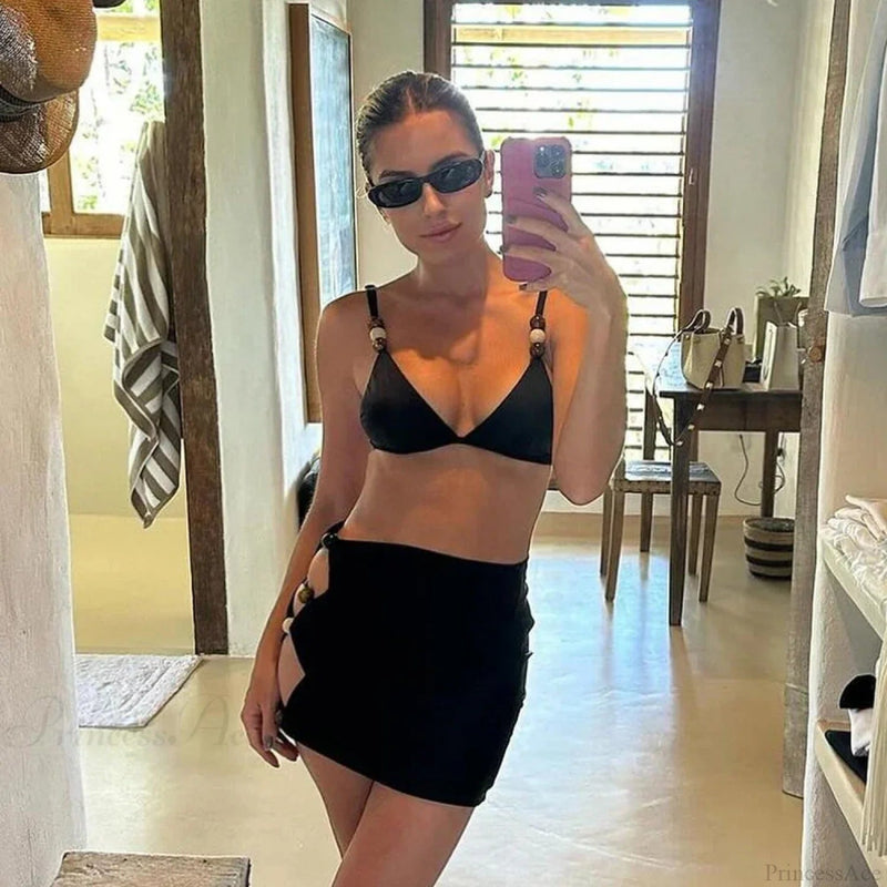 Effortlessly Elegant Swimsuit with a Timeless Design