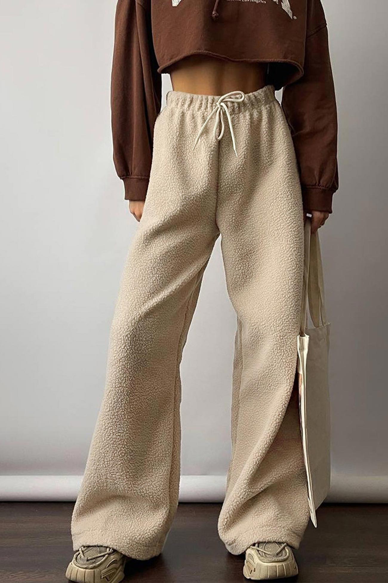 Effortlessly Elegant Pants with a Timeless Design
