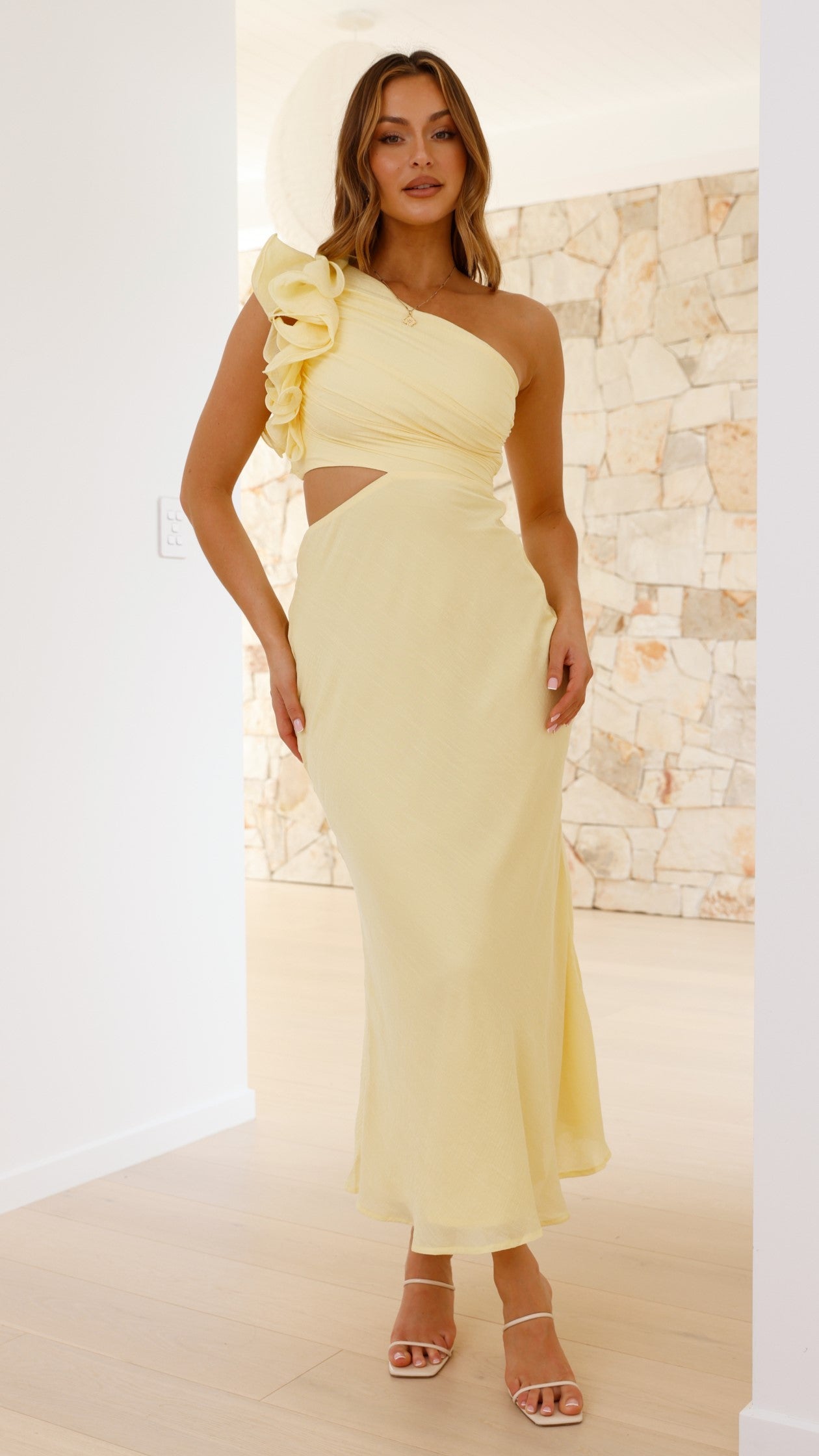 Beautifully Finished Dress in a Timeless Design
