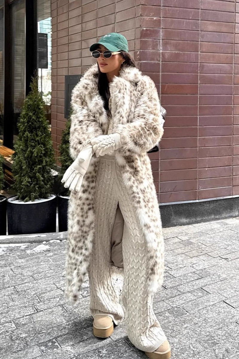 Well Tailored Coat with a Graceful Silhouette