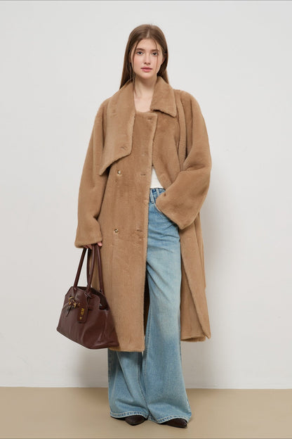 Effortlessly Elegant Coat with a Timeless Design