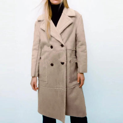 Well Tailored Coat with a Graceful Silhouette
