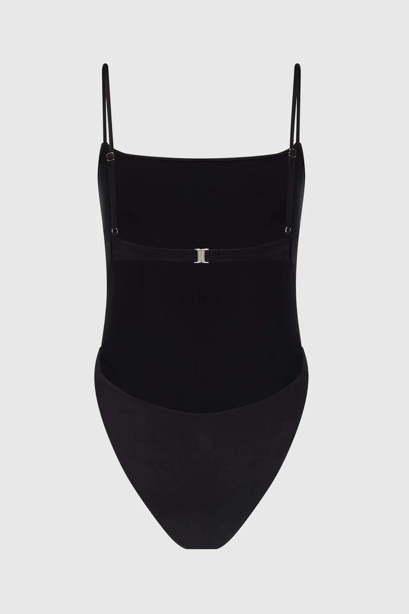 Effortlessly Elegant Swimsuit with a Timeless Design