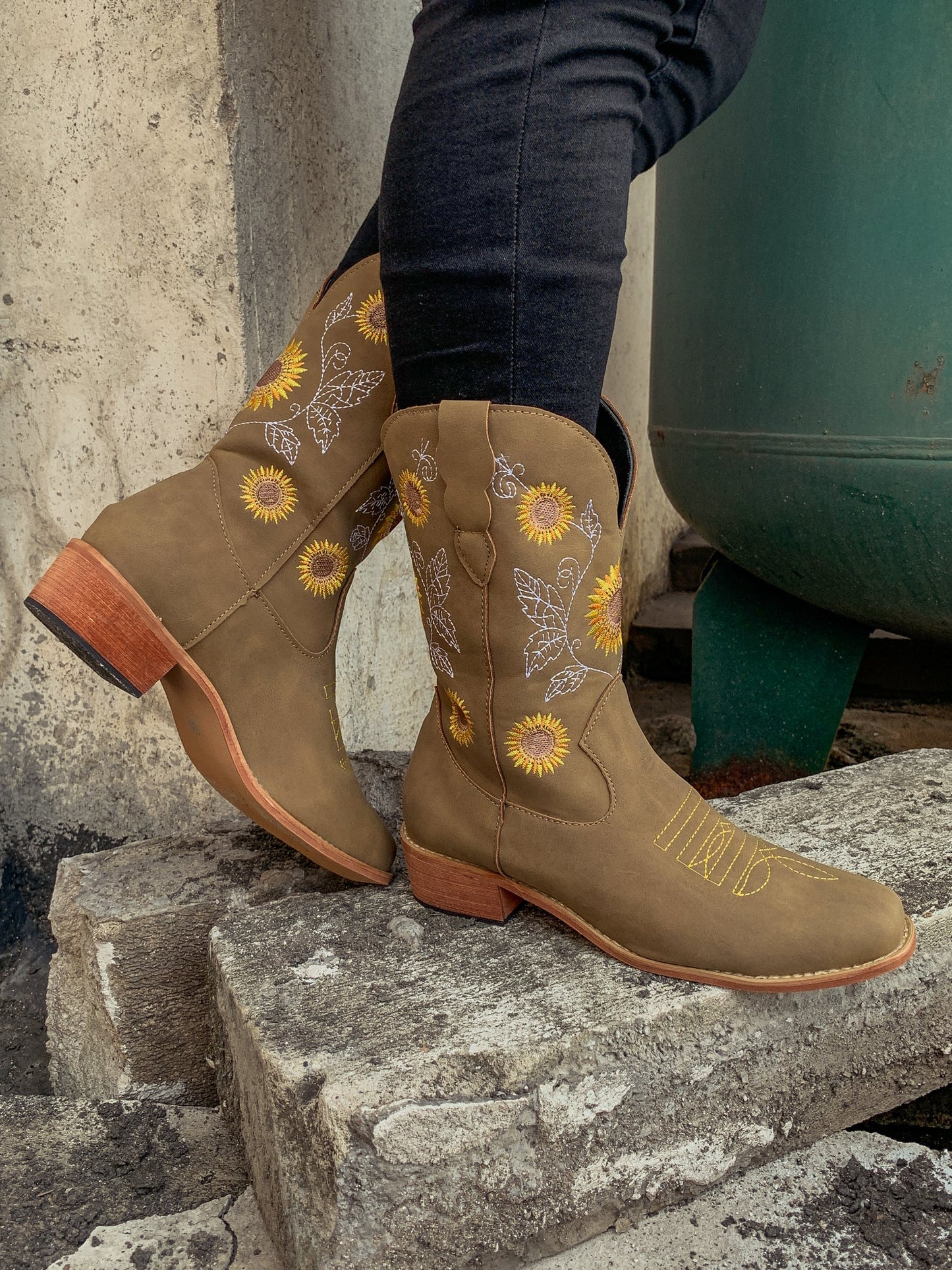 Elegantly Styled Boots for Everyday Wear
