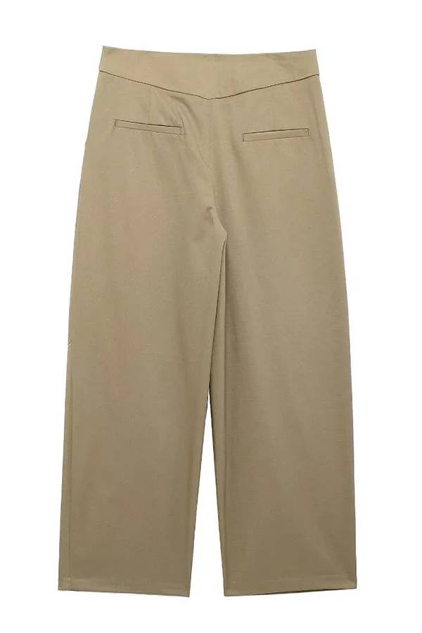 Classic Vintage Pants with a Flattering Fit