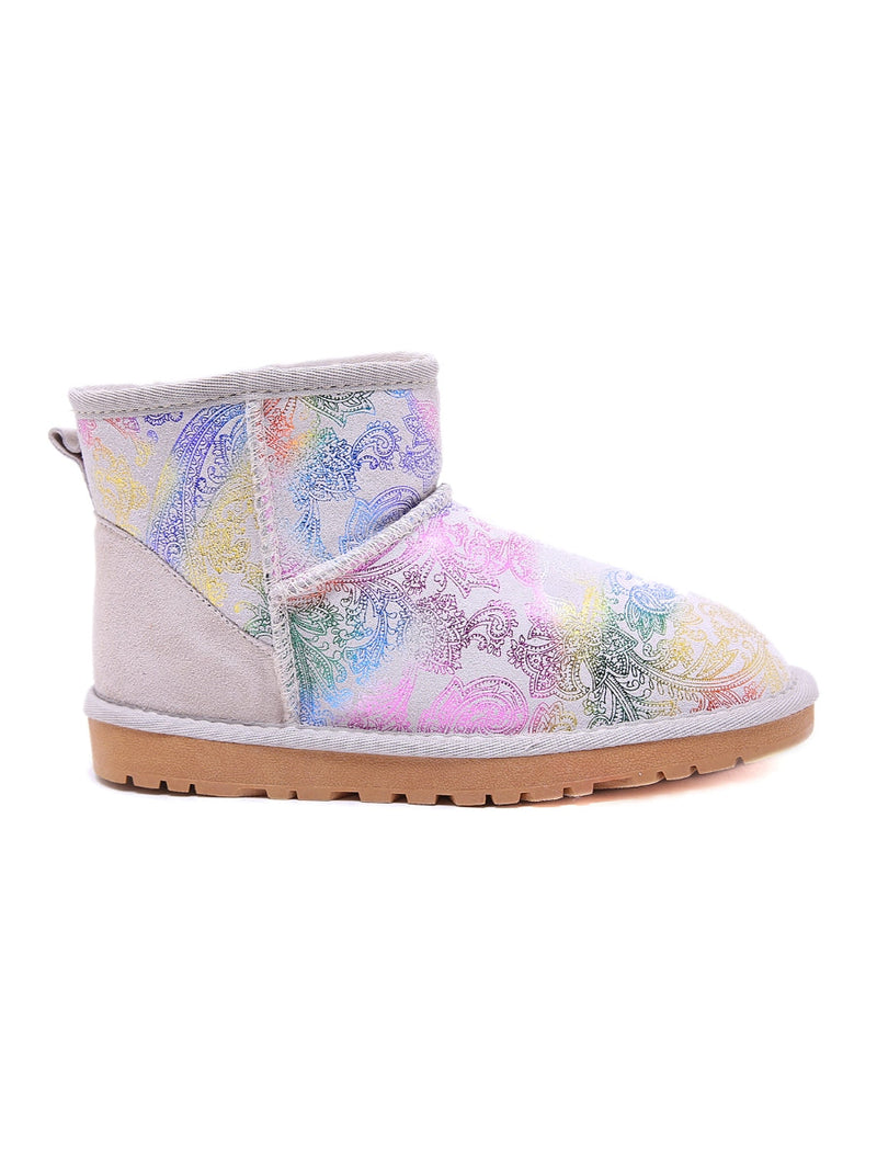 Effortlessly Elegant Boots with a Timeless Design
