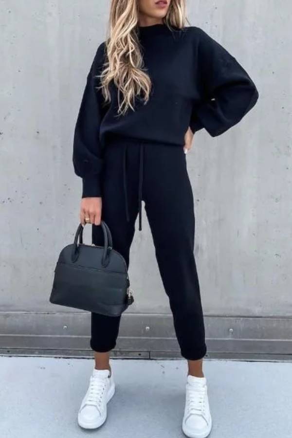 Effortlessly Elegant Pants with a Timeless Design