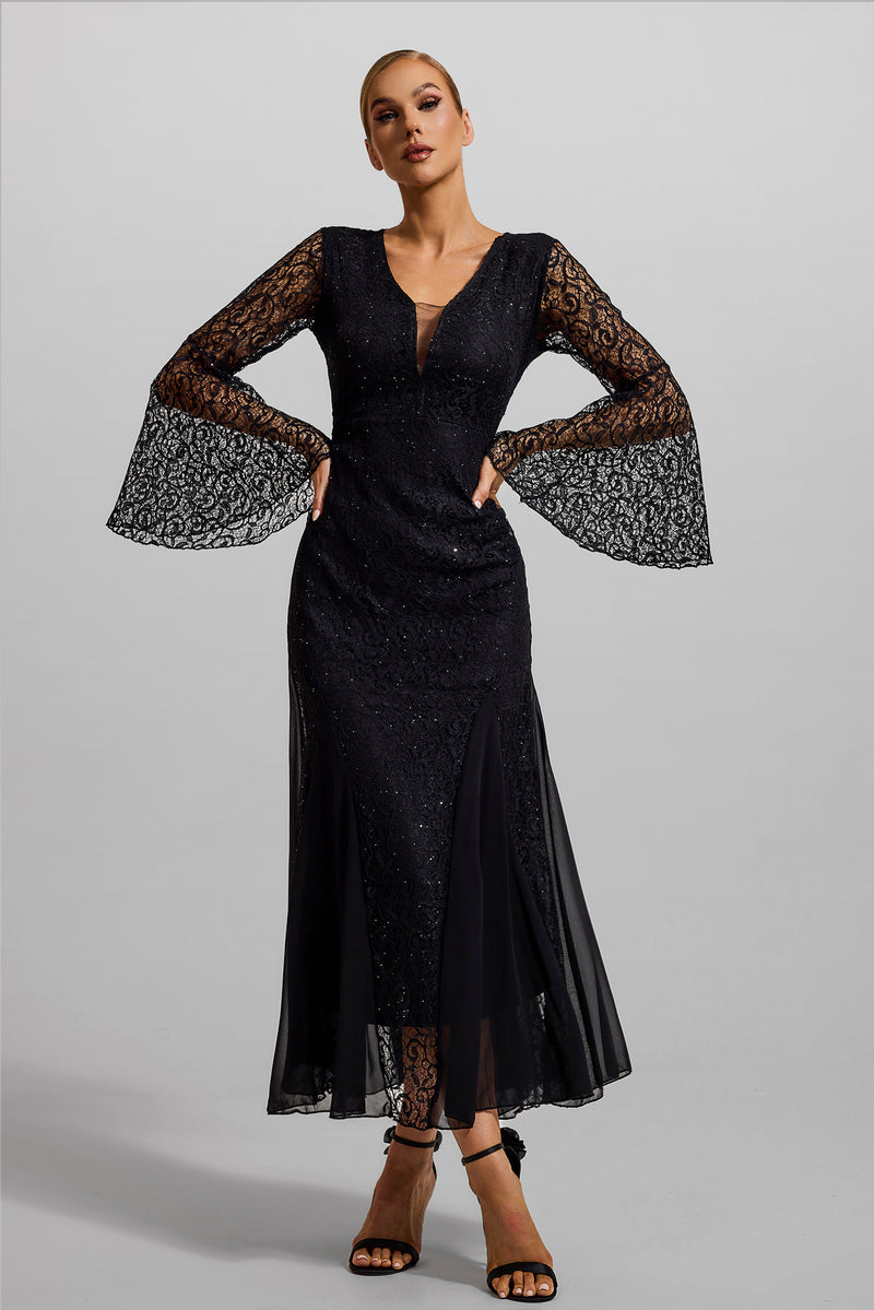 Beautifully Finished Dress in a Timeless Design