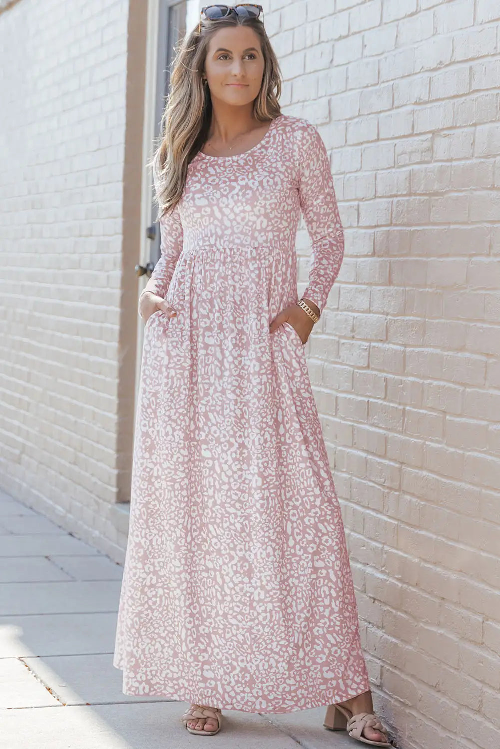 Effortlessly Elegant Dress with a Timeless Design