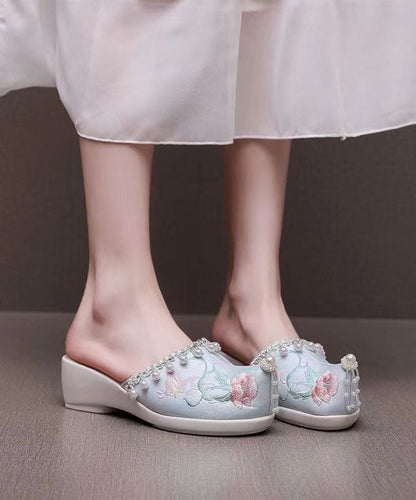 Classic Vintage Sandals with a Flattering Fit