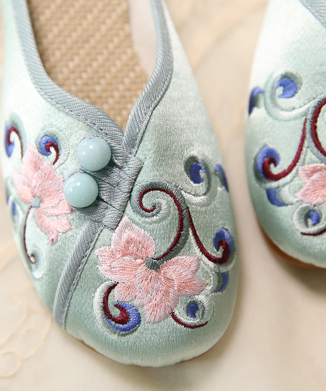 Well Tailored Sandals with a Graceful Silhouette