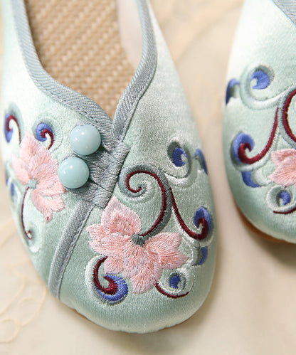 Well Tailored Sandals with a Graceful Silhouette