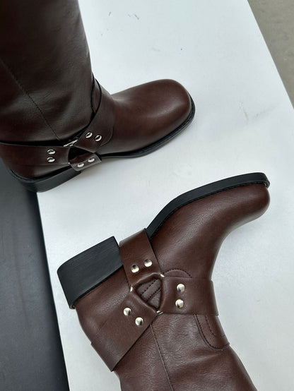 Well Tailored Boots with a Graceful Silhouette