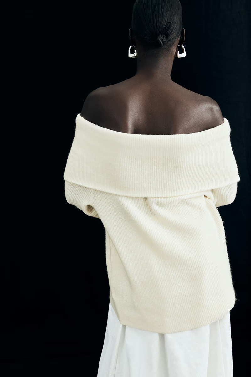 Well Tailored Top with a Graceful Silhouette