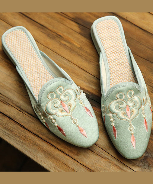 Effortlessly Elegant Sandals with a Timeless Design