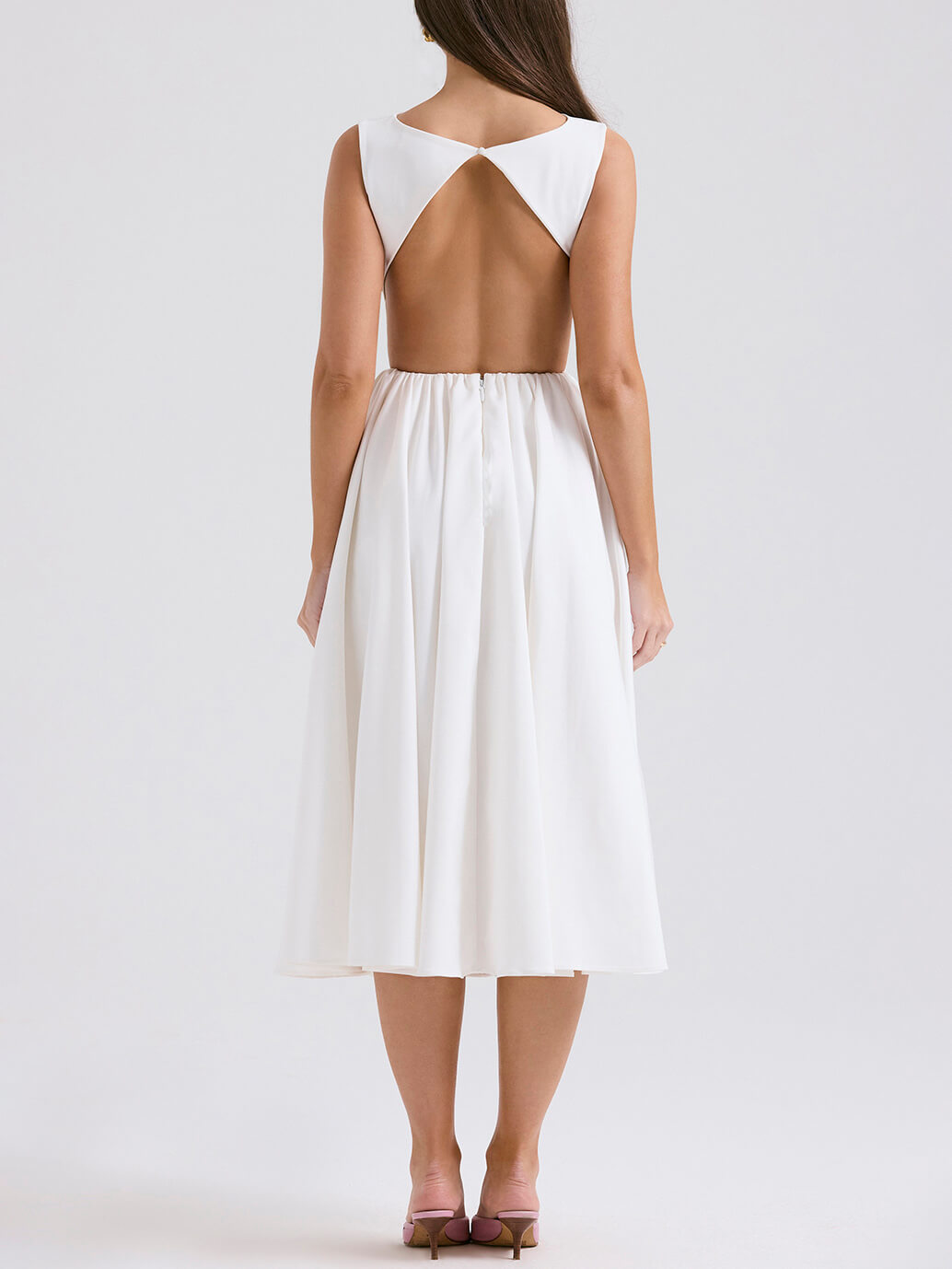 Well Tailored Dress with a Graceful Silhouette