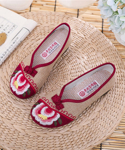 Well Tailored Shoes with a Graceful Silhouette