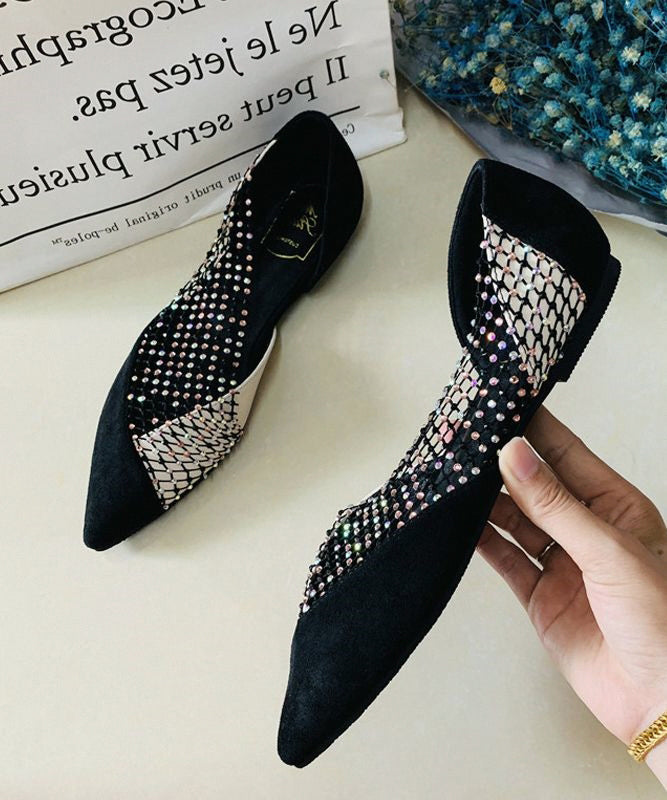 Effortlessly Elegant Shoes with a Timeless Design