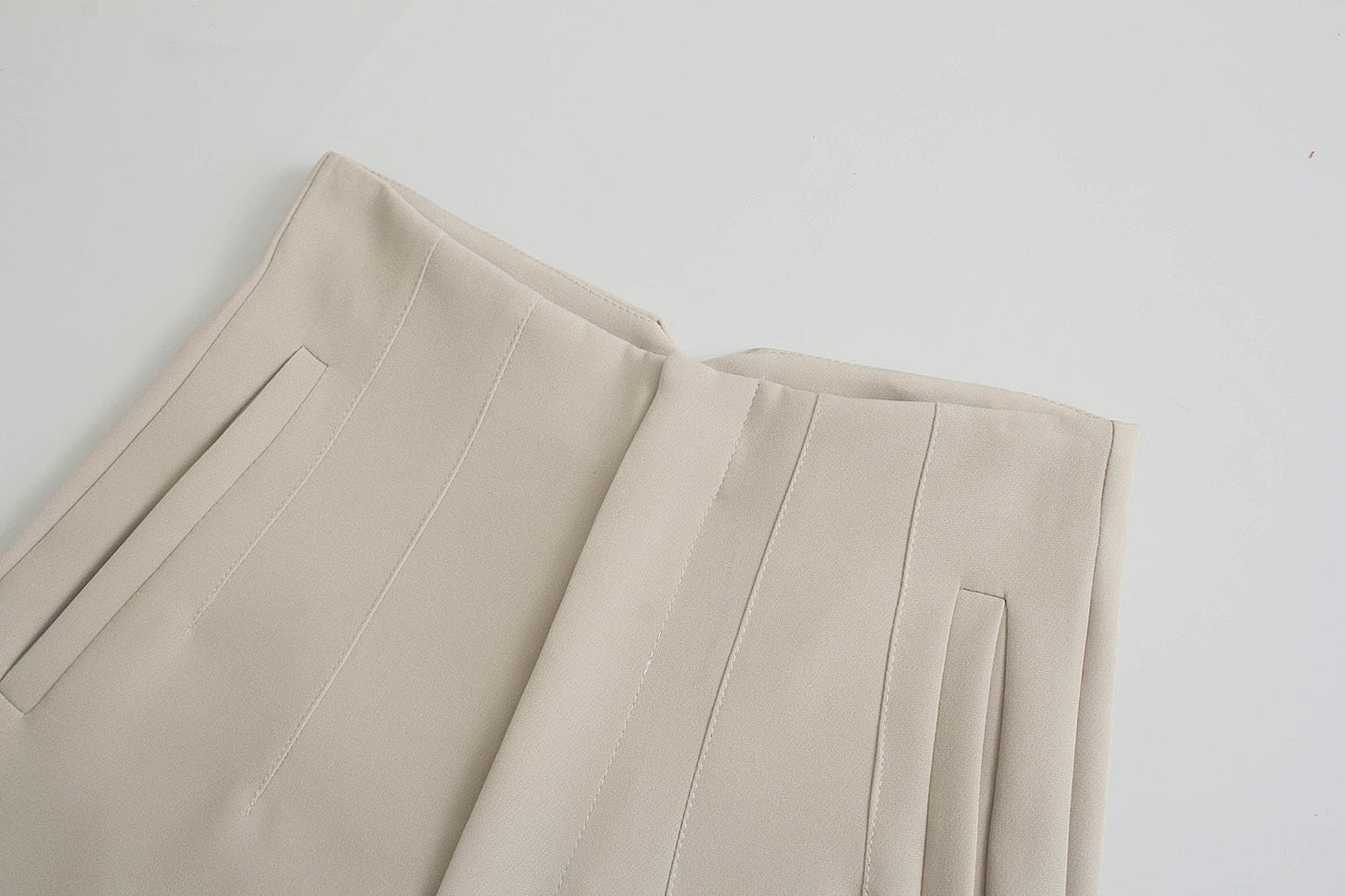 Well Tailored Trousers with a Graceful Silhouette