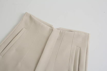 Well Tailored Trousers with a Graceful Silhouette
