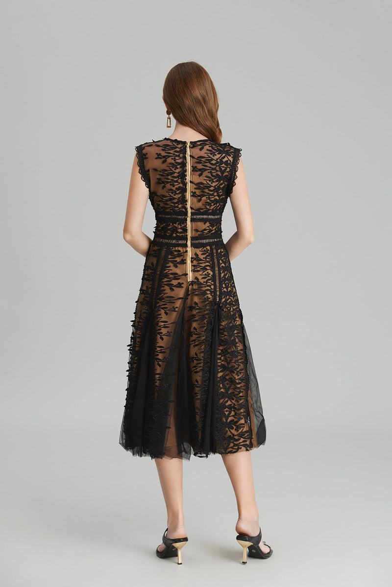 Well Tailored Dress with a Graceful Silhouette