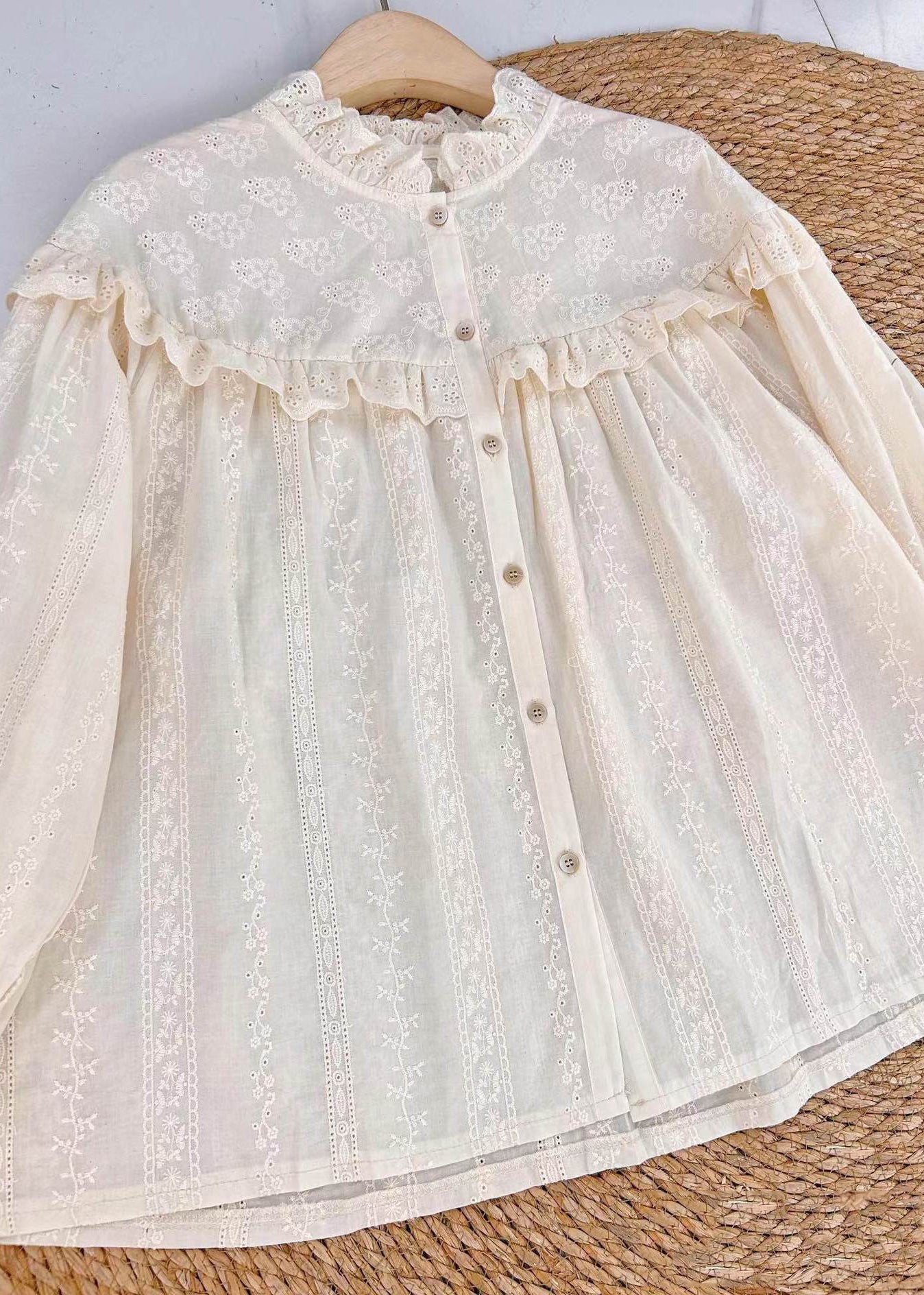 Effortlessly Elegant Blouse with a Timeless Design