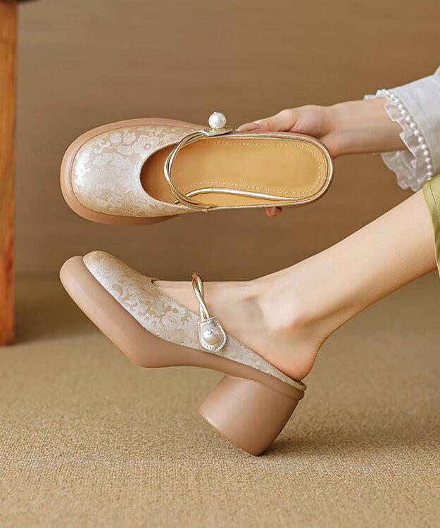 Well Tailored Sandals with a Graceful Silhouette