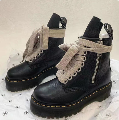 Effortlessly Elegant Boots with a Timeless Design