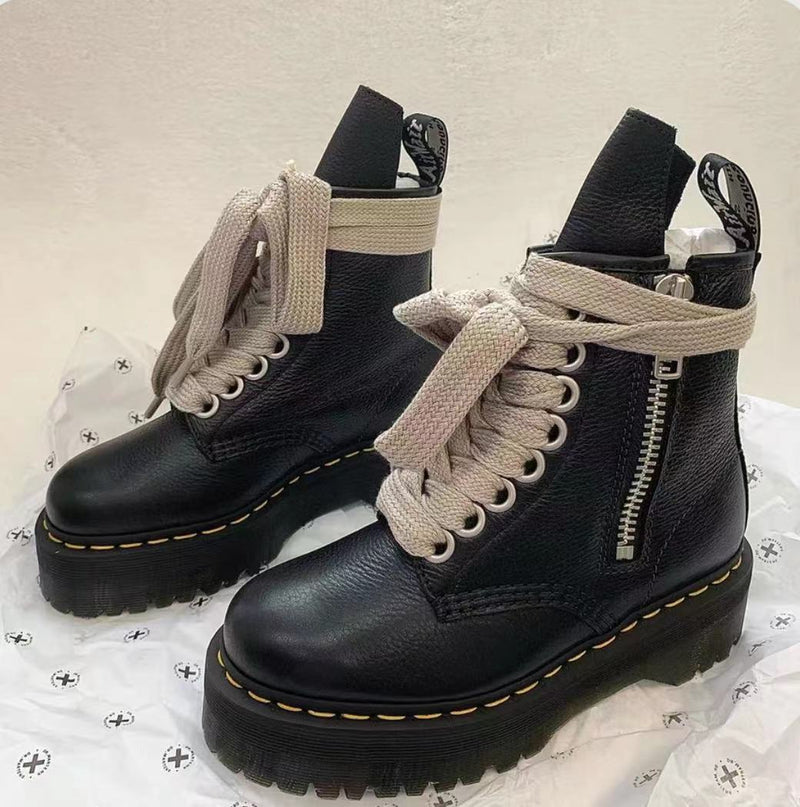 Effortlessly Elegant Boots with a Timeless Design
