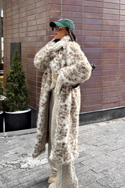Well Tailored Coat with a Graceful Silhouette