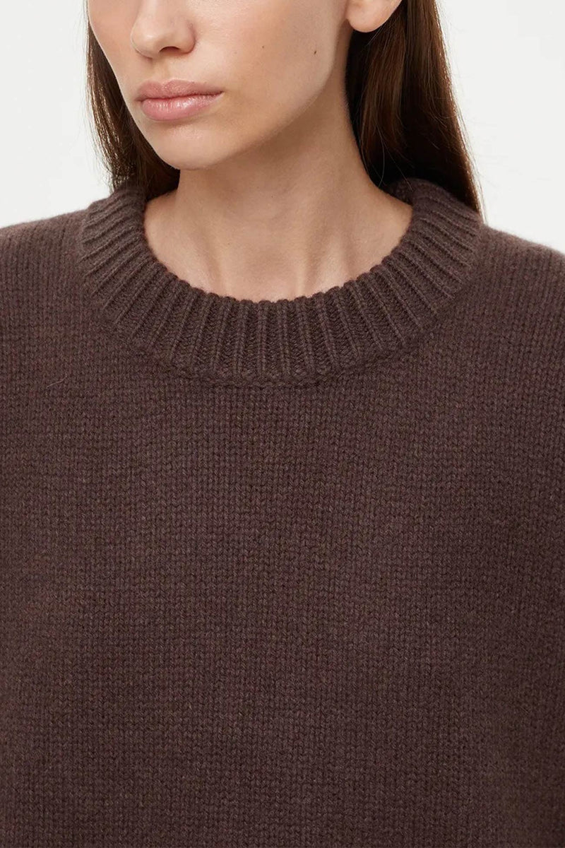 Well Tailored Sweater with a Graceful Silhouette
