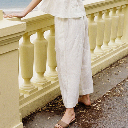 Effortlessly Elegant Pants with a Timeless Design