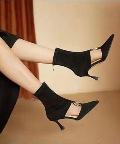 Effortlessly Elegant Boots with a Timeless Design