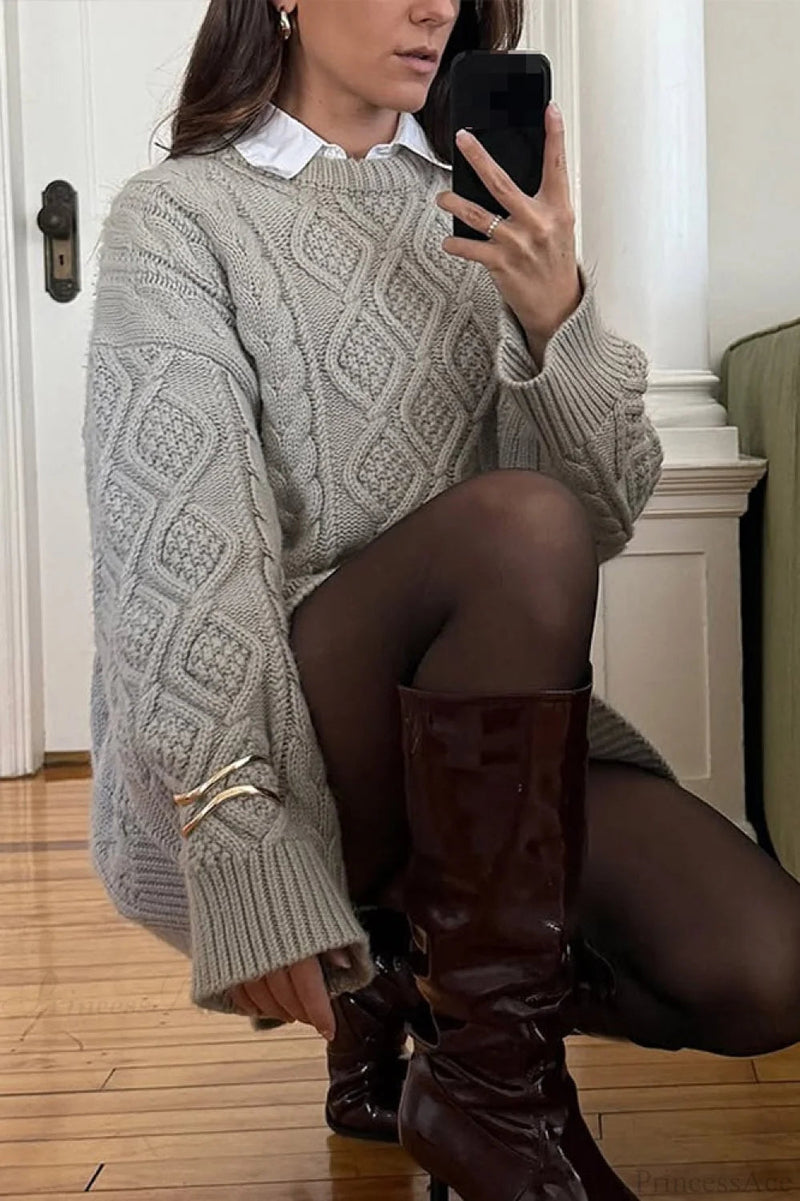Well Tailored Sweater with a Graceful Silhouette